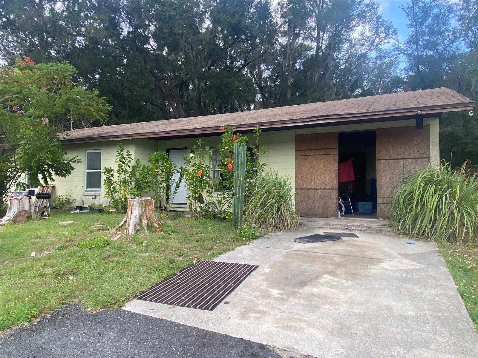 Looking for the perfect little getaway right outside the city? Look no further I have the property for you, This 3 bedroom 1 bathroom block home has been pleasantly upgraded, resting on 1.45 acre of land this home has breathtaking view of the lake from your front door, while still being far enough from your neighbors to still feel tranquil. With wood laminate flooring throughout the home it make it feel some much bigger, new cabinets and counter tops make the stainless steel appliances standout. Rooms are large so it makes it easy to move large furniture in and out, and you have central A/c in the house. if you're looking for a get away 20 min from Gainesville and Ocala as well as a hour from the coast, then you've found the perfect location.