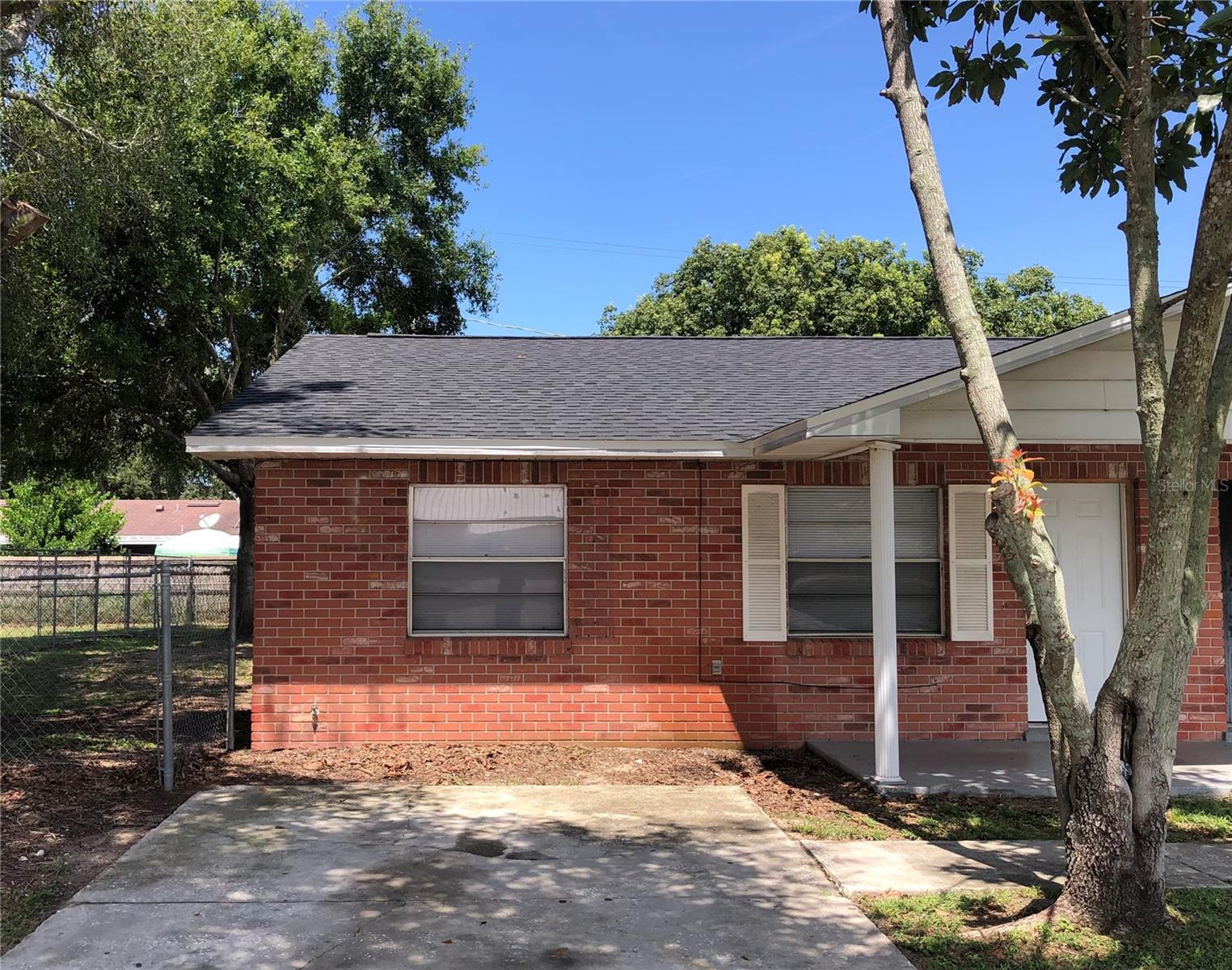 ~2/1 Duplex in Auburndale Offered for Lease~
This adorable unit features a freshly painted interior, spacious bedrooms, neutral color scheme throughout, ceramic tiling throughout, screened patio with laundry/utility area and a sizeable fenced yard. More photos to come. Pest control and lawn care are included.