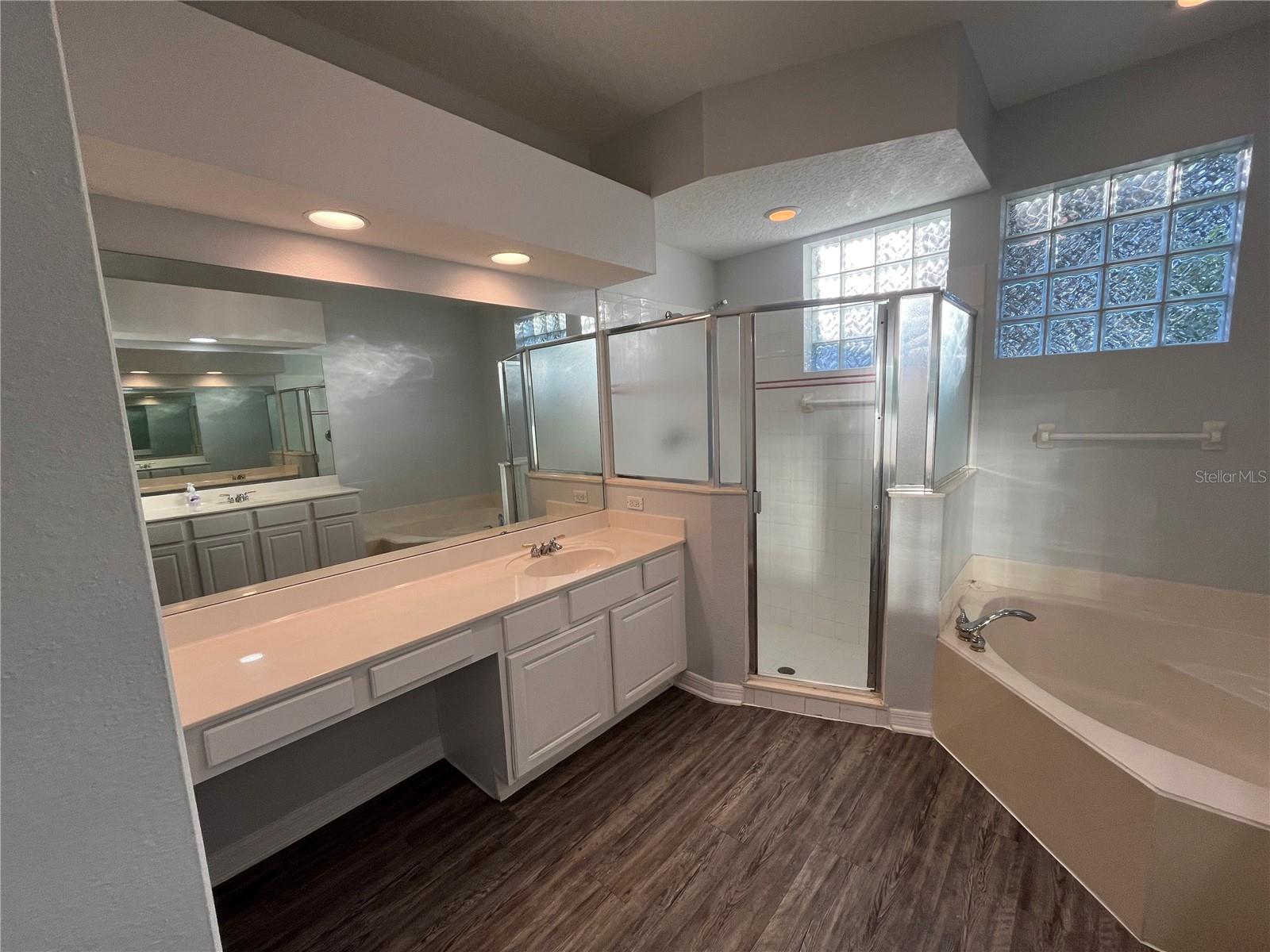 UNIVERSITY ESTATES - Residential Lease