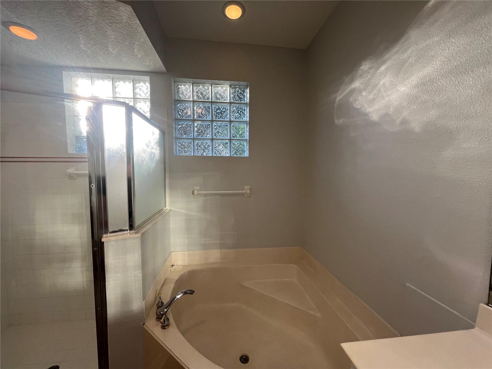 UNIVERSITY ESTATES - Residential Lease