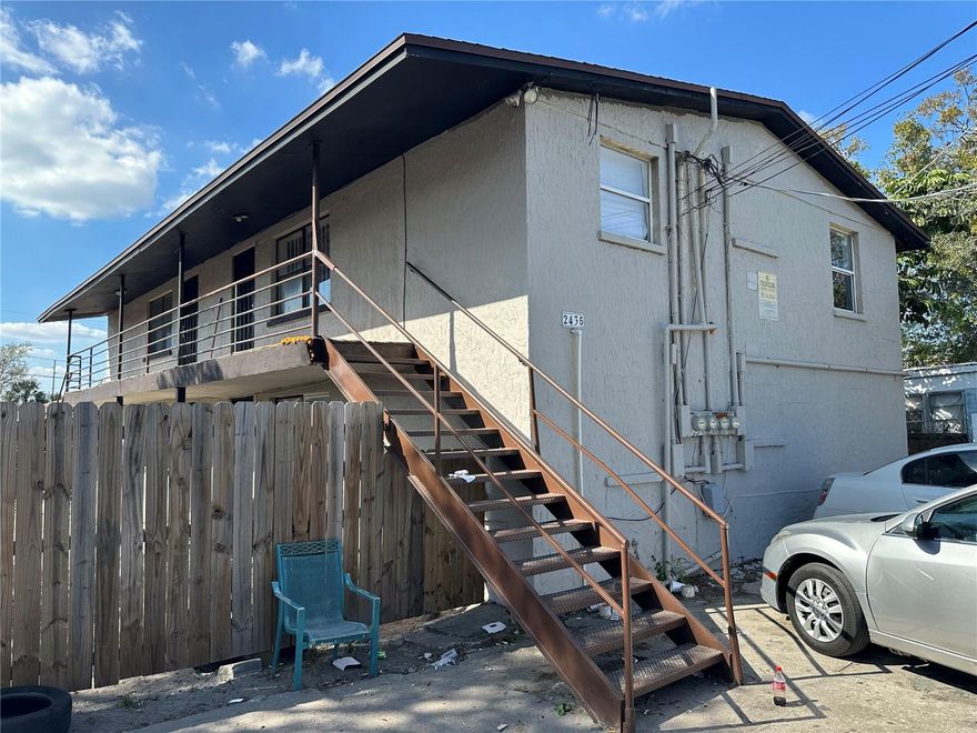 Tenant occupied.
Do not disturb tenant, contact selling agent to request showing. 24 hr notice please.