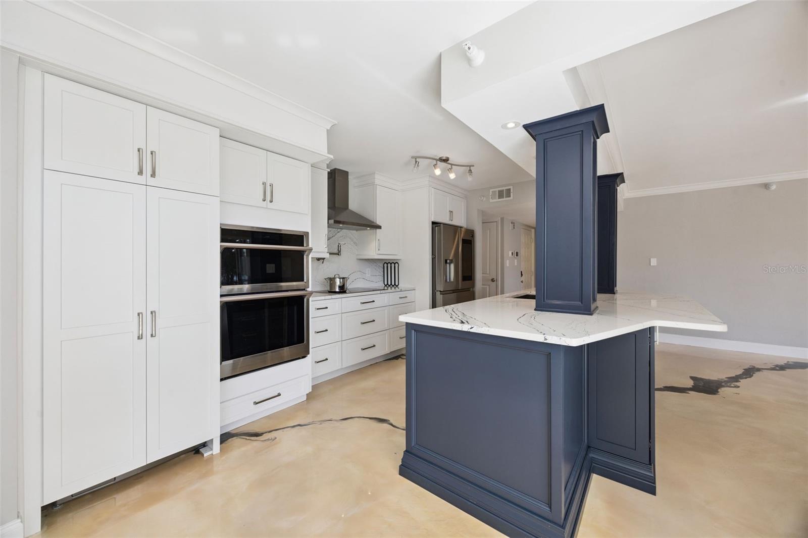 MOORINGS ON LAKE MAITLAND CONDO BLDG 03 - Residential