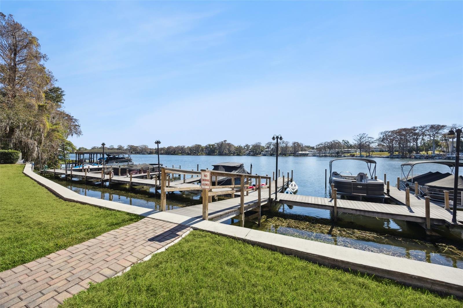 MOORINGS ON LAKE MAITLAND CONDO BLDG 03 - Residential