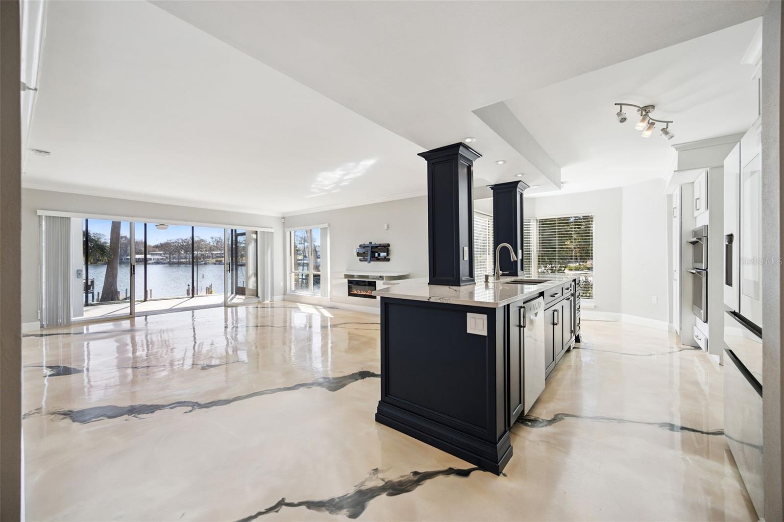 MOORINGS ON LAKE MAITLAND CONDO BLDG 03 - Residential