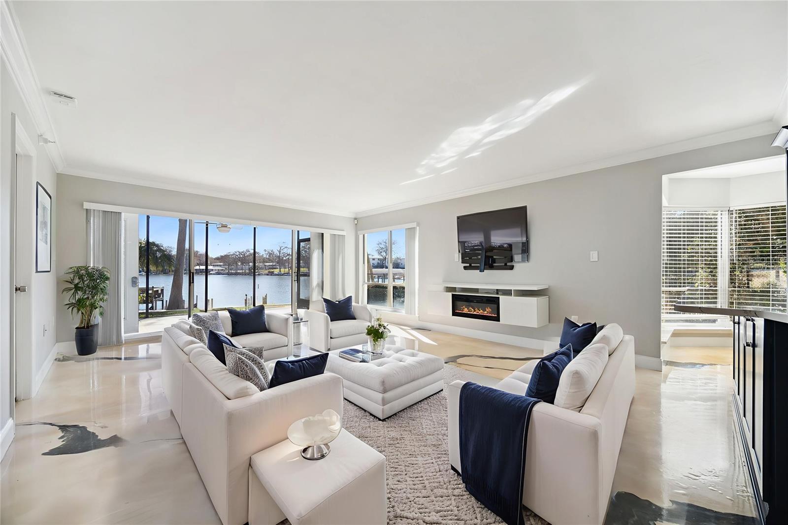 MOORINGS ON LAKE MAITLAND CONDO BLDG 03 - Residential