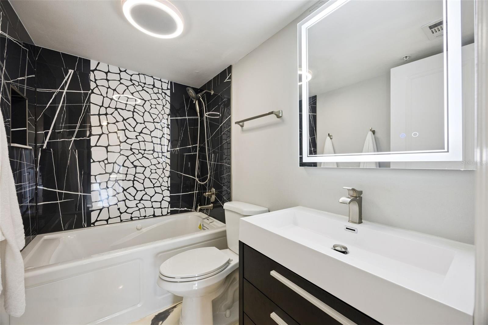 MOORINGS ON LAKE MAITLAND CONDO BLDG 03 - Residential