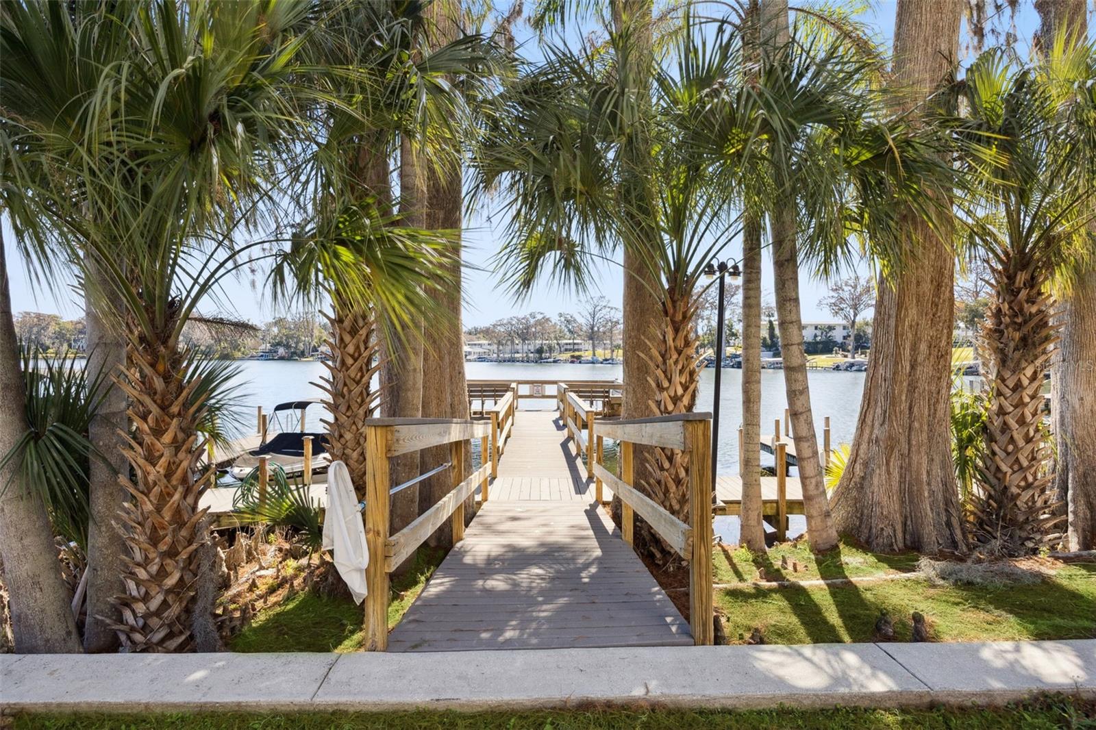 MOORINGS ON LAKE MAITLAND CONDO BLDG 03 - Residential