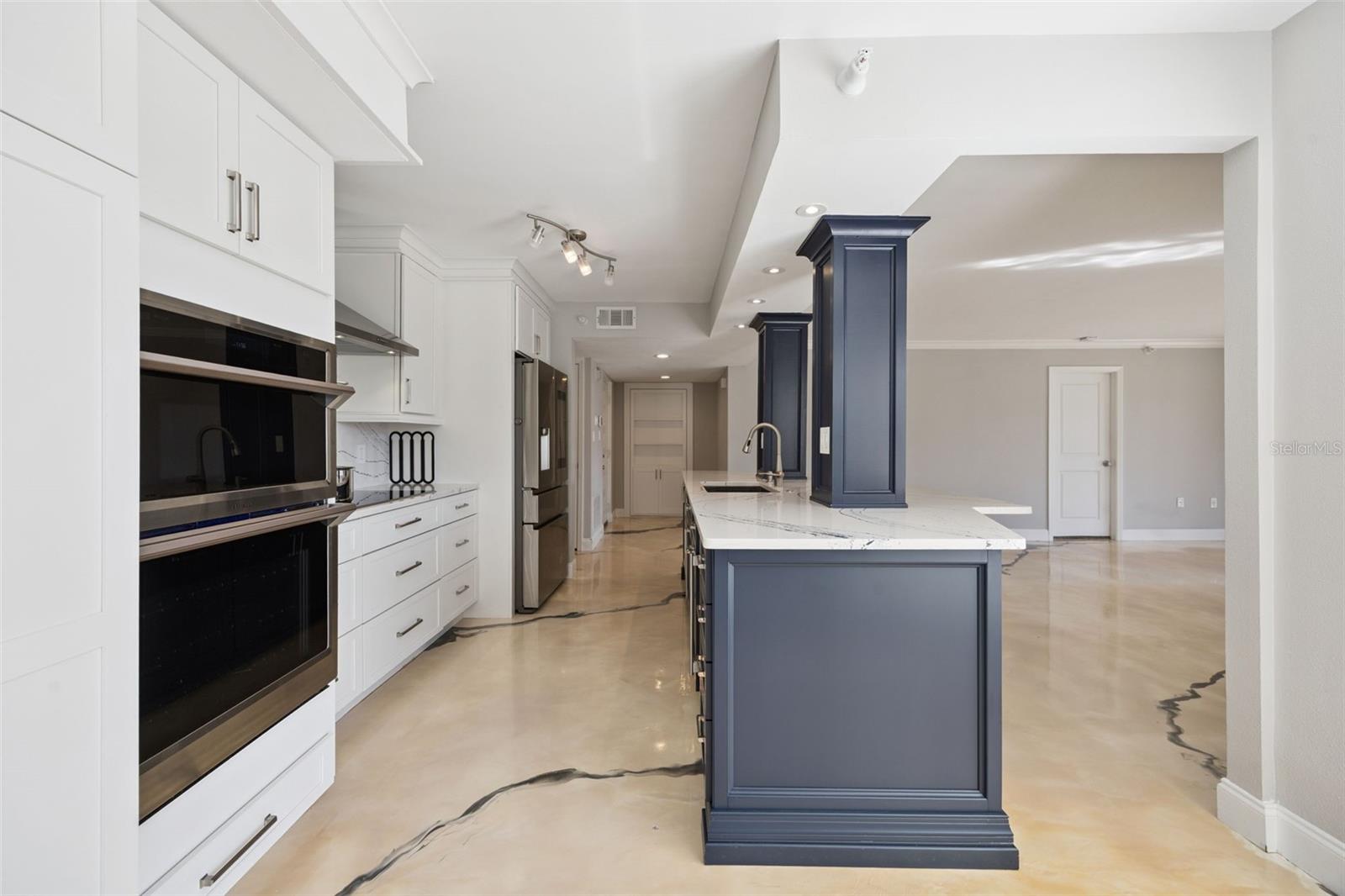 MOORINGS ON LAKE MAITLAND CONDO BLDG 03 - Residential