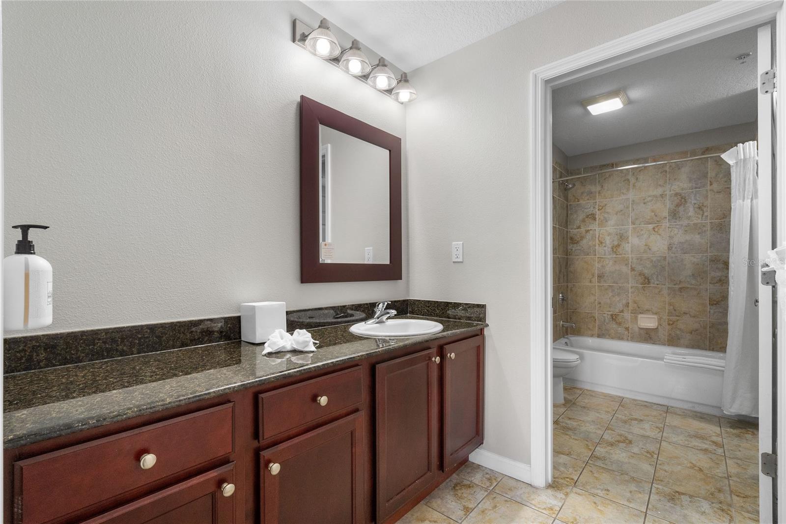 GROVE RESIDENCE & SPA HOTEL CONDO 1 - Residential