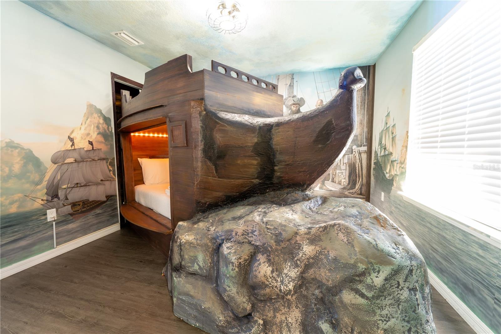 WINDSOR AT WESTSIDE - Residential