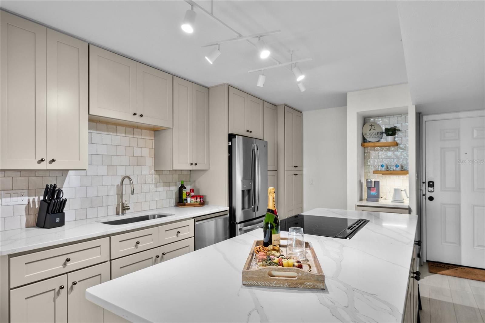 HACIENDA DEL SOL CONDO - Residential