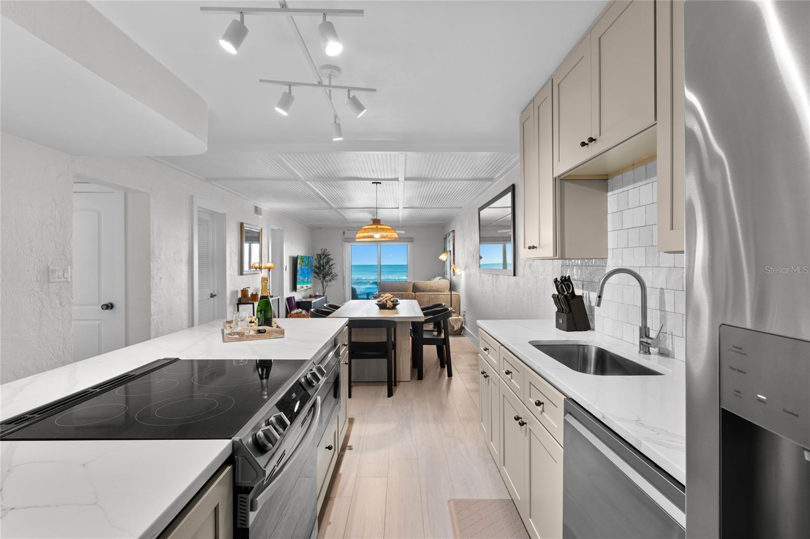 HACIENDA DEL SOL CONDO - Residential