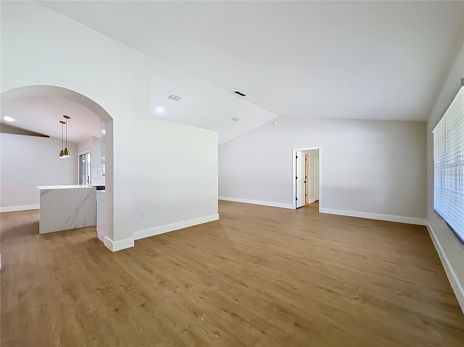 401 COUNTRY WOOD CIR