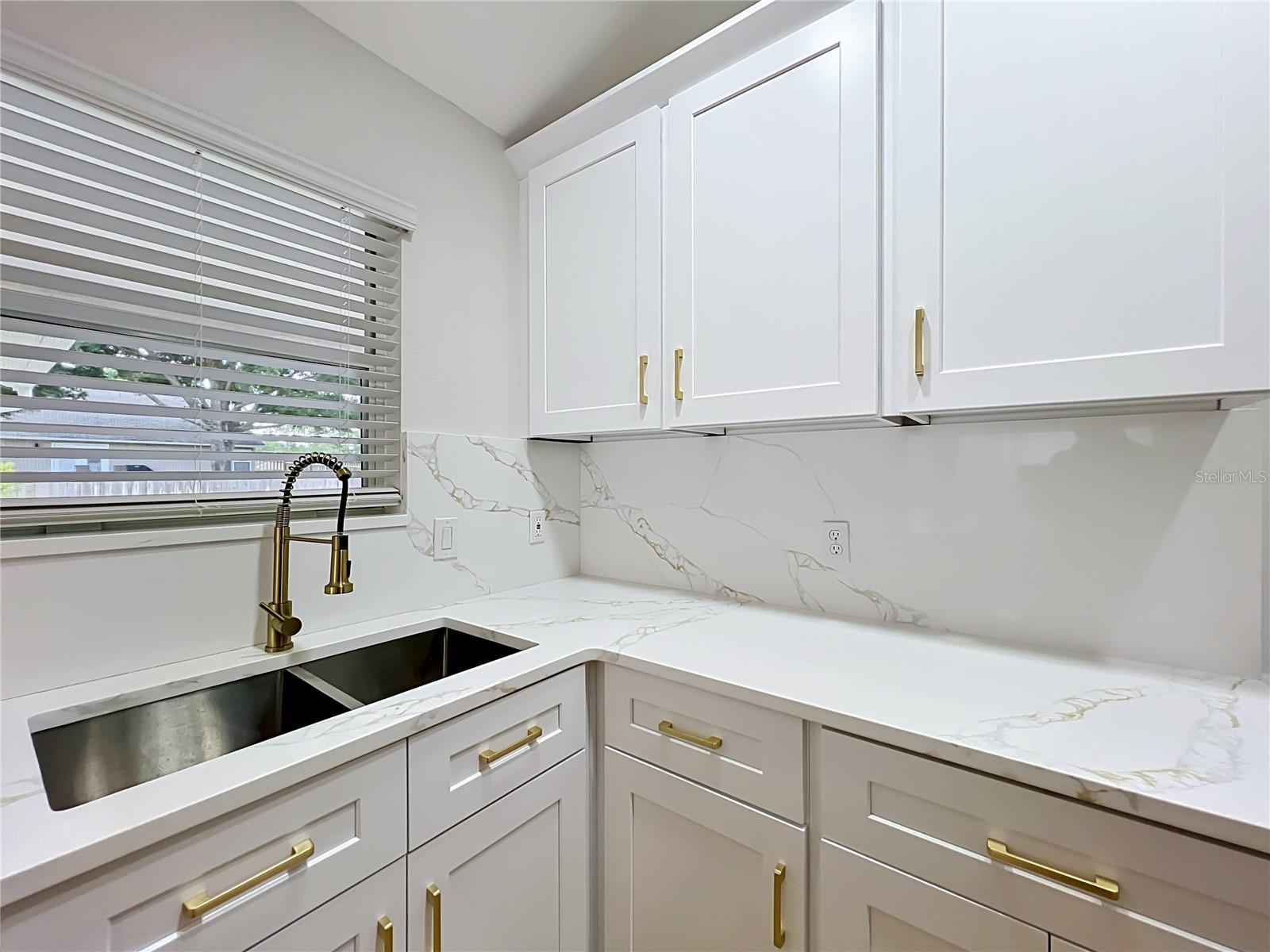 401 COUNTRY WOOD CIR