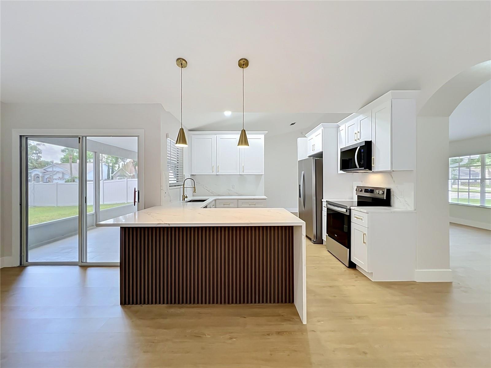 401 COUNTRY WOOD CIR