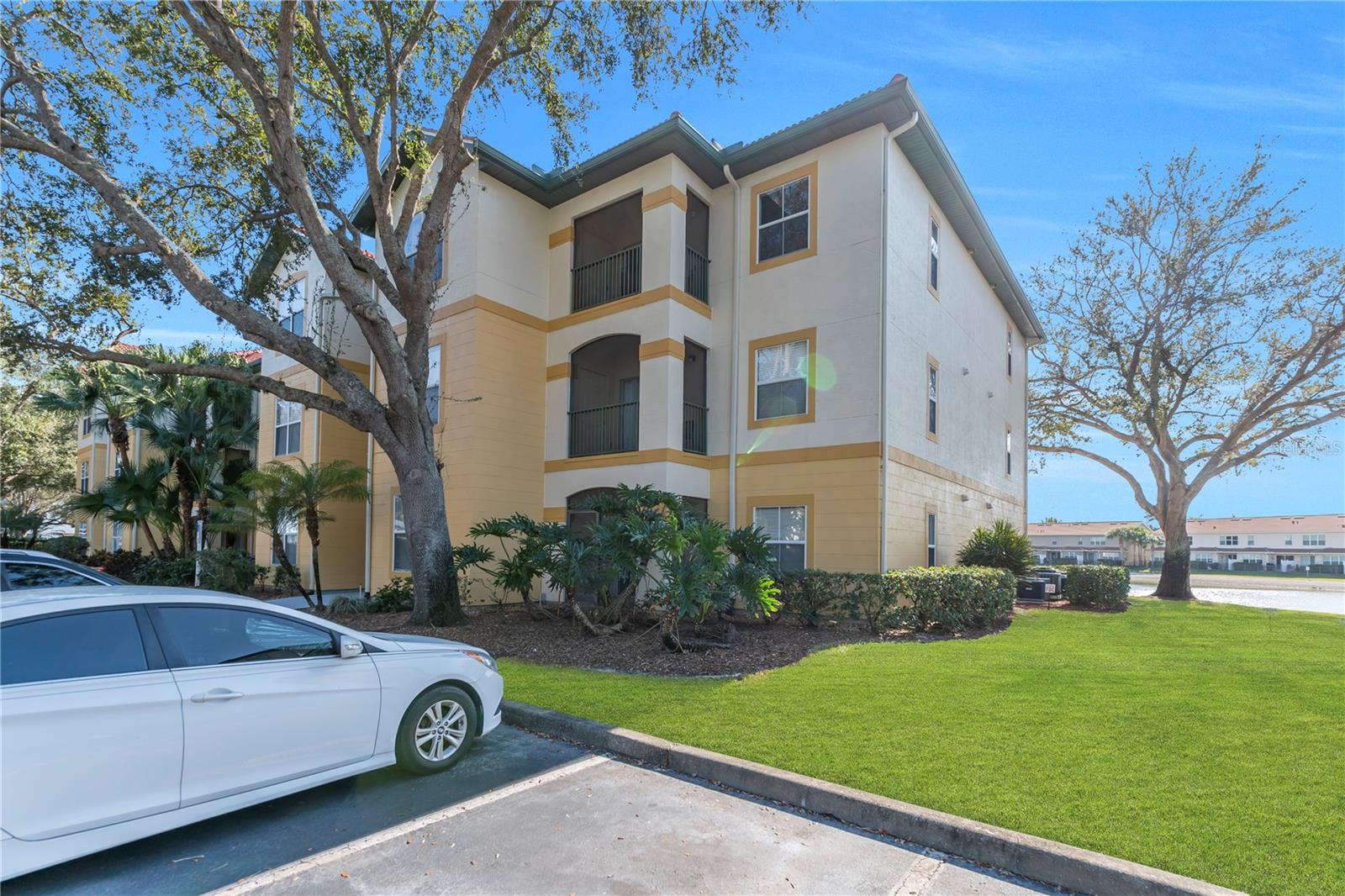 ROYAL GREENS/GATEWAY CONDO - Residential