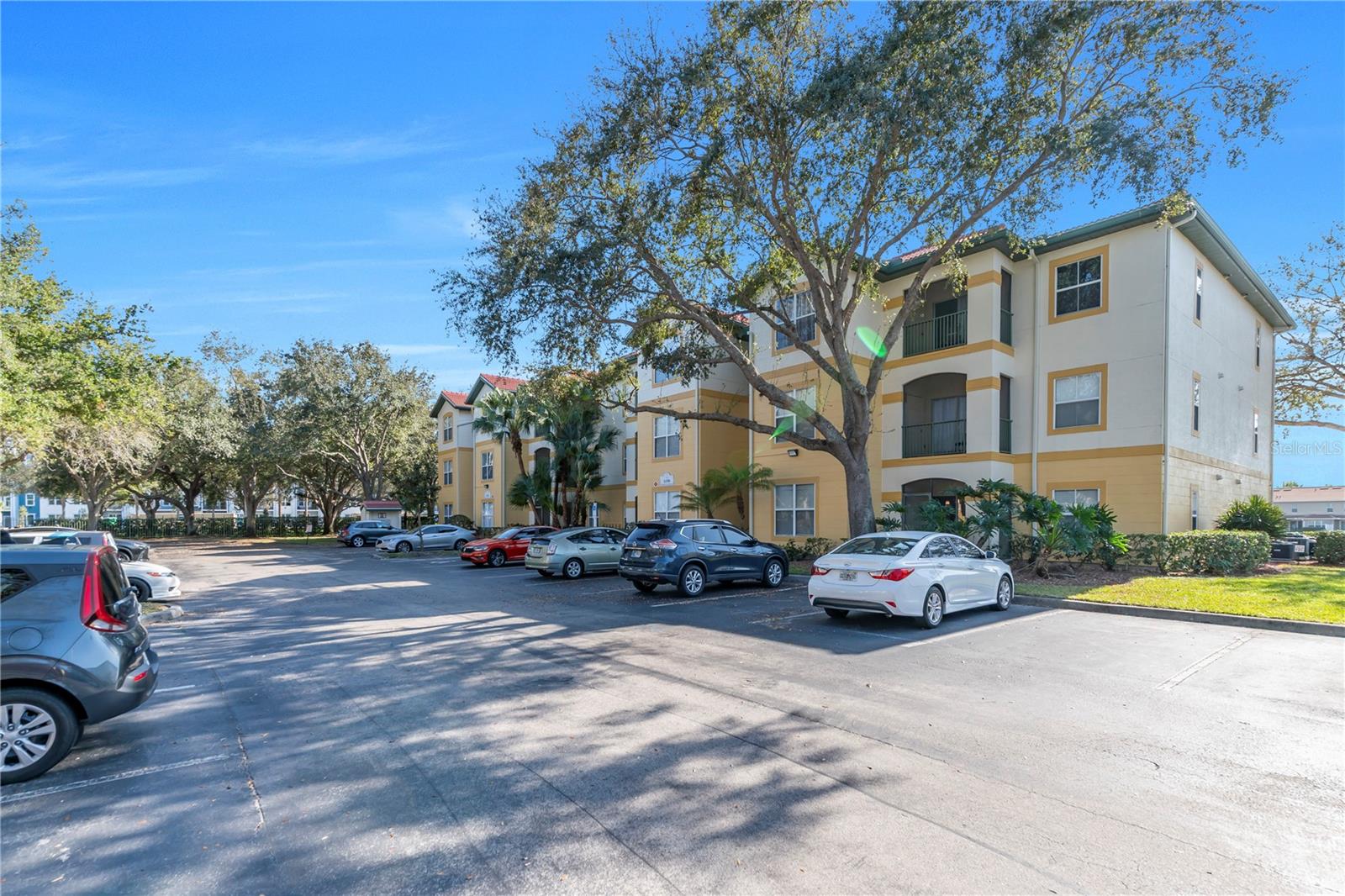 ROYAL GREENS/GATEWAY CONDO - Residential