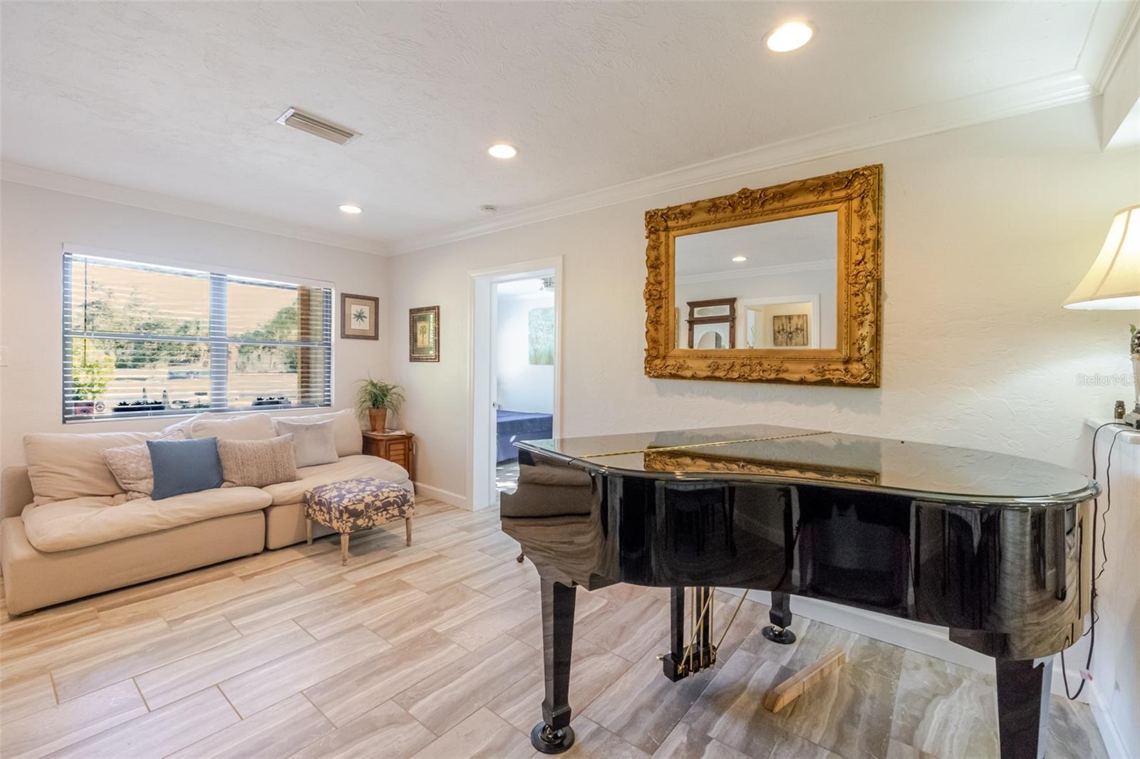 4925 REMINGTON DRIVE