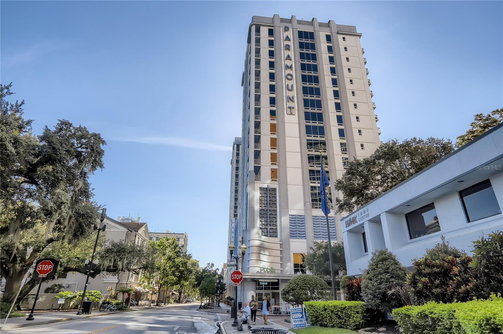 Penthouse at Paramount on Lake Eola – 2 Bed, 2 Bath | Top Floor Luxury Living
Experience the pinnacle of downtown Orlando living in this stunning 2-bedroom, 2-bath penthouse residence perched atop the iconic Paramount on Lake Eola. Offering floor-to-ceiling windows and a private balcony, this top-floor home showcases sweeping views of the Orlando skyline, Lake Eola Park, and breathtaking sunsets.
Step inside to find a modern open-concept layout with hardwood floors, loft-style design elements, and abundant natural light. The gourmet kitchen features granite and quartz countertops, stainless steel appliances, an island with bar seating, and ample storage. Retreat to your spacious primary suite with walk-in closet, spa-inspired bath, and designer finishes.
Apartment Features:
Washer & dryer in-unit
Floor-to-ceiling windows & private balcony
Hardwood, tile & designer flooring throughout
Walk-in closets & linen storage
Open dining/office/den flex space
Security system, double-pane windows & sprinkler system
Resort-Style Amenities:
Rooftop pool with cabanas & sun deck
State-of-the-art fitness center
EV charging stations
Resident lounge, courtyard & grilling areas
Publix Urban Market on-site
Dry cleaning service & online resident portal
Planned social activities & on-site management
24/7 video patrol & secure access
Perfectly located in the heart of Downtown Orlando, Paramount on Lake Eola combines sophisticated Art Deco design with the conveniences of urban living. Residents enjoy walking access to dining, entertainment, cultural venues, and direct proximity to the Lake Eola fountain, farmers markets, and park events.
This penthouse is more than a home—it’s a lifestyle.