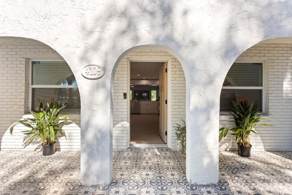 Photo of 4109 W Bay Court Avenue, Tampa, FL 33611 (MLS # TB8448154)