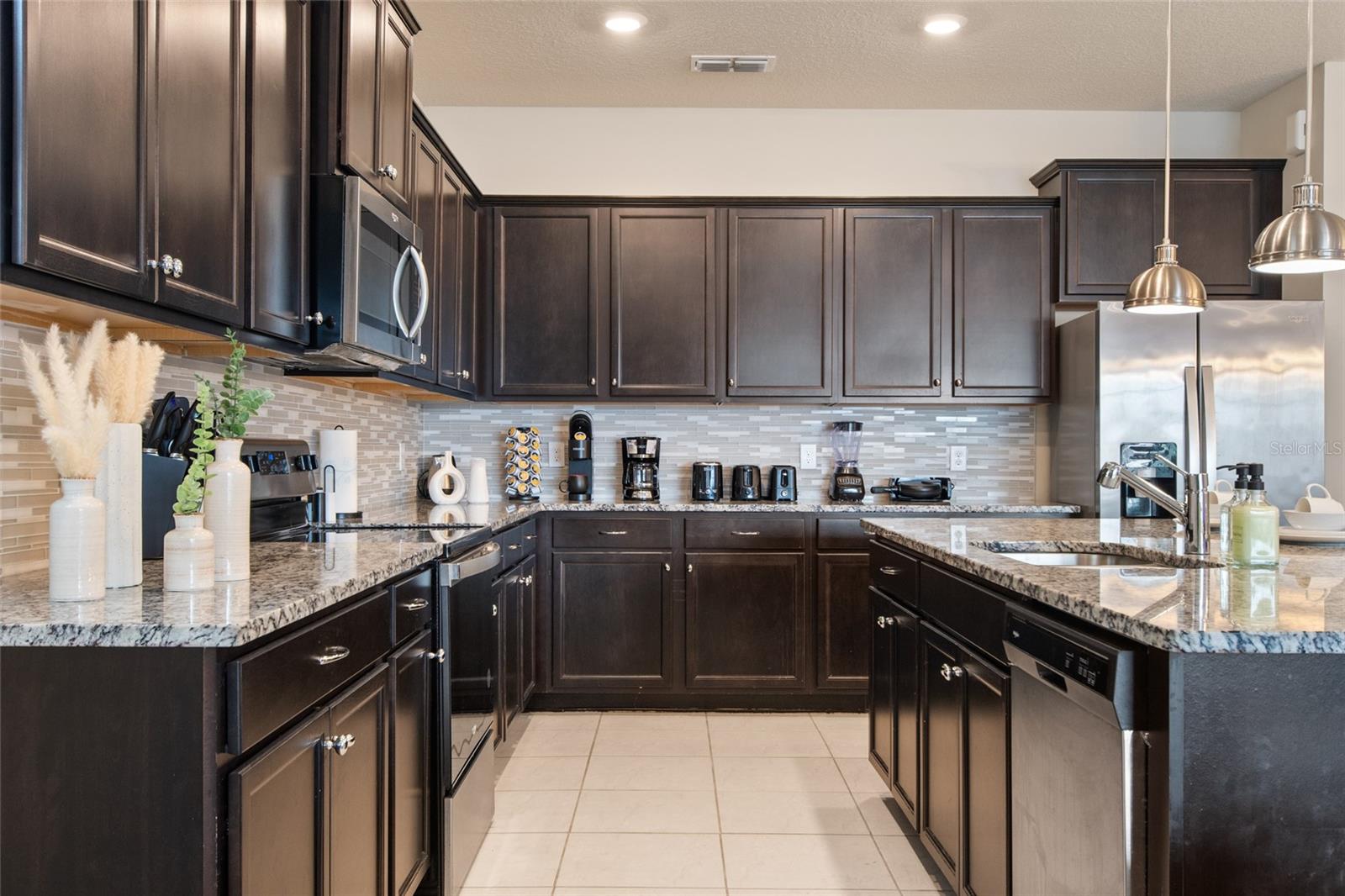 WINDSOR ISLAND RESIDENCE PH 2B - Residential