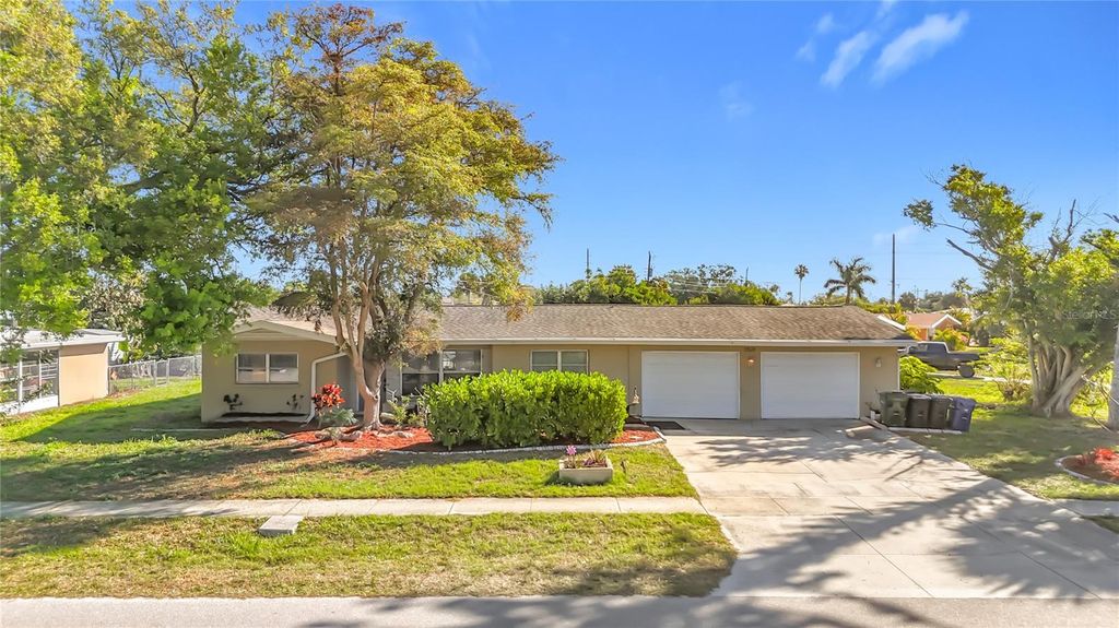 Photo of 1521 Banyan Dr, Venice, FL 34293 (MLS # A4687086)