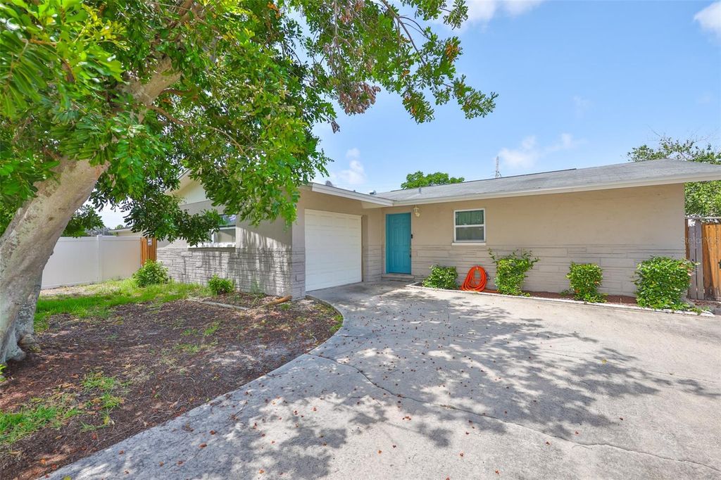 Photo of 12372 113th St, Largo, FL 33778 (MLS # TB8393437)