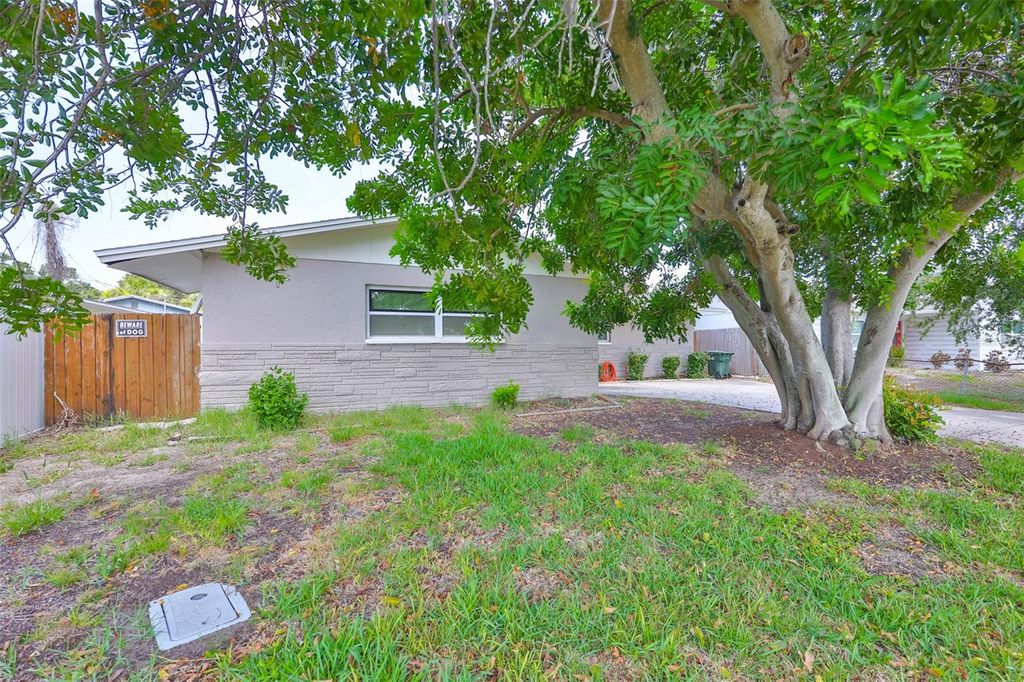 Photo of 12372 113th St, Largo, FL 33778 (MLS # TB8393437)