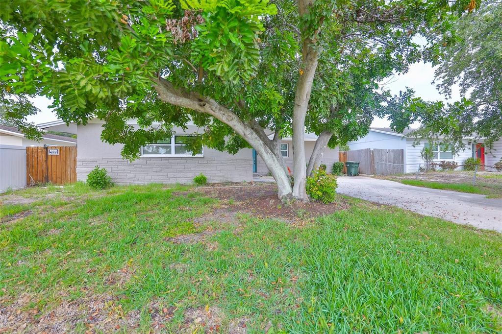 Photo of 12372 113th St, Largo, FL 33778 (MLS # TB8393437)