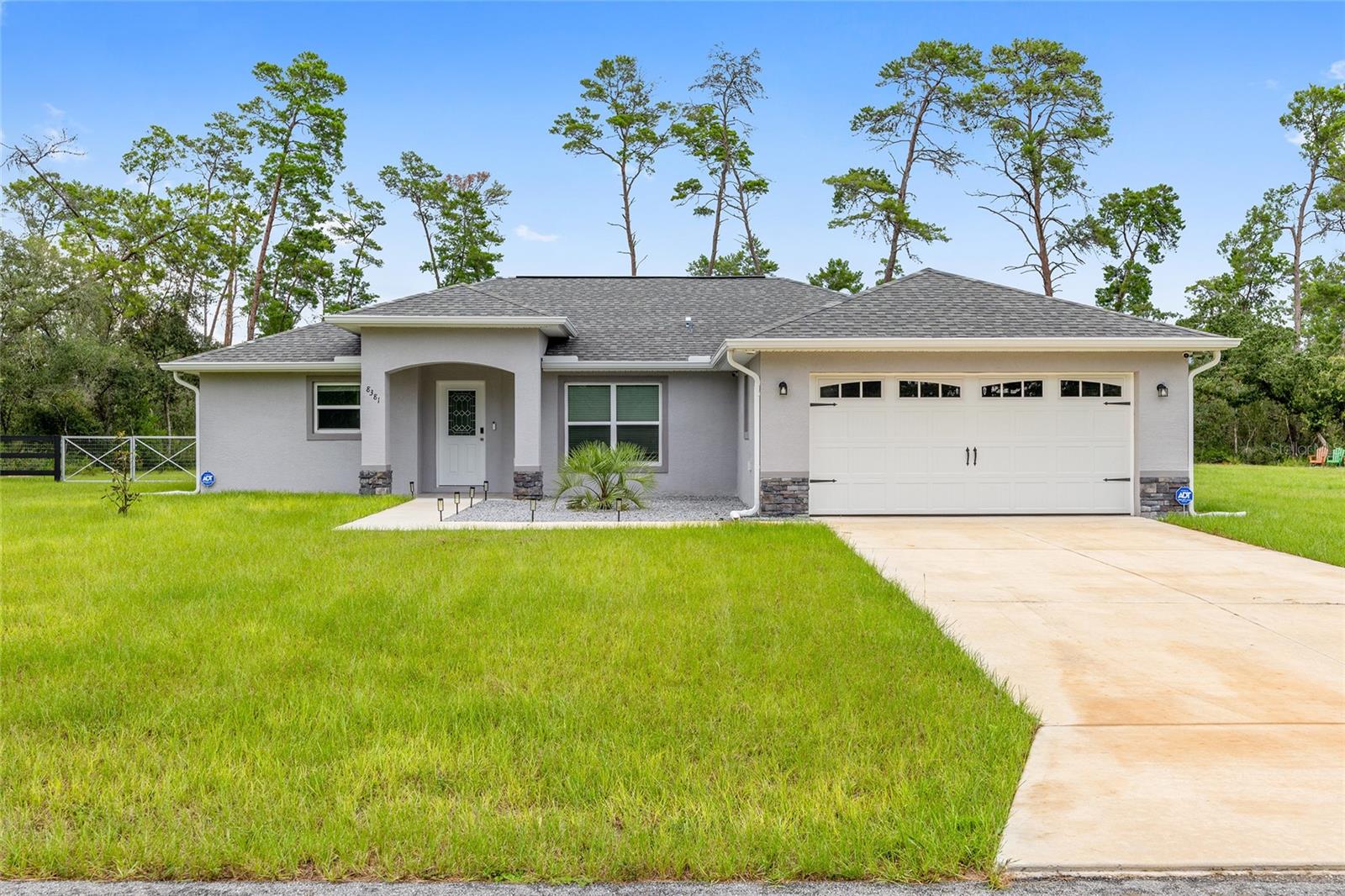 Built in 2024, this 3-bedroom, 2-bathroom pool home on a half-acre lot offers modern living with no HOA. The interior features luxury vinyl plank flooring throughout and granite countertops in both the kitchen and bathrooms. The open floor plan flows seamlessly into a screened-in pool area—perfect for year-round enjoyment.
Located just 10 minutes from Dunnellon and 15 minutes from Crystal River, you’re close to some of Florida’s best outdoor activities. Spend weekends kayaking the clear waters of the Rainbow River, swimming with manatees in Crystal River, or scalloping in the Gulf. This home puts you near it all—without giving up space or privacy.