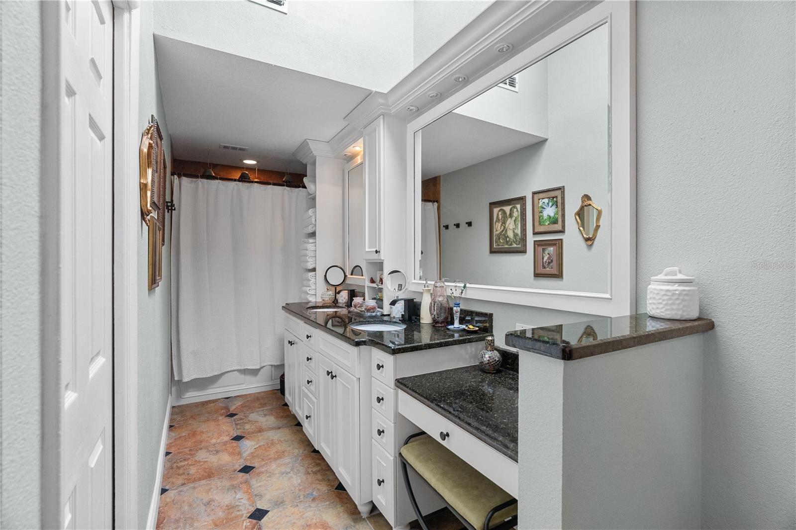 OAK HARBOUR SEC 3 A CONDO - Residential