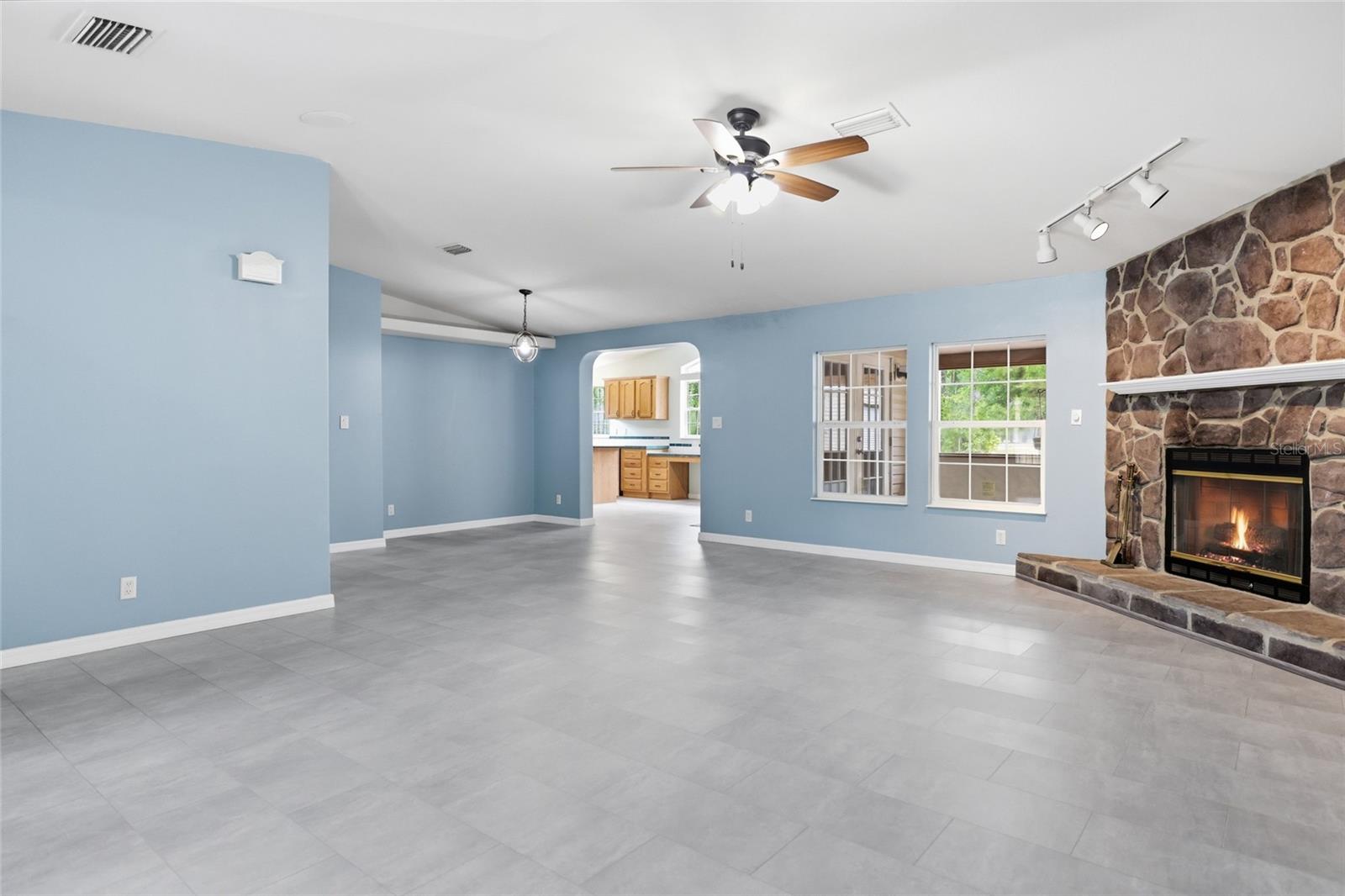 TRI-CITY OAKS - Residential