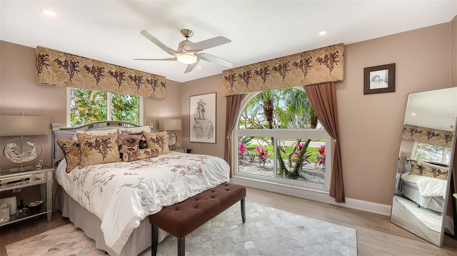 COUNTRY CLUB SHORES - Residential