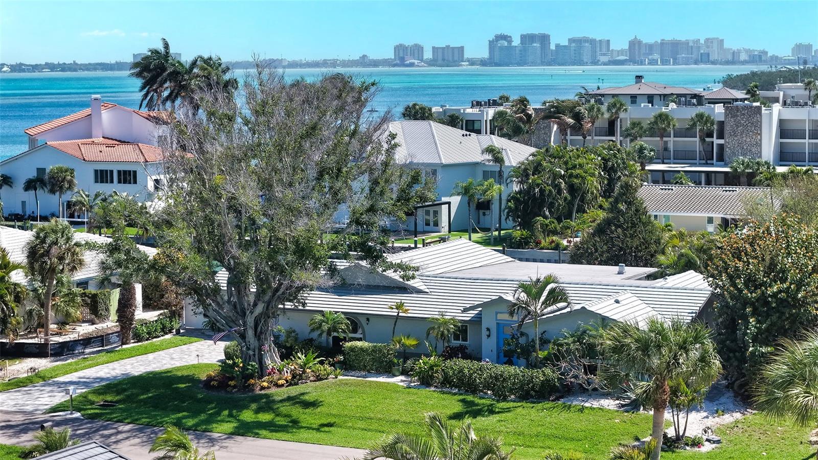 COUNTRY CLUB SHORES - Residential