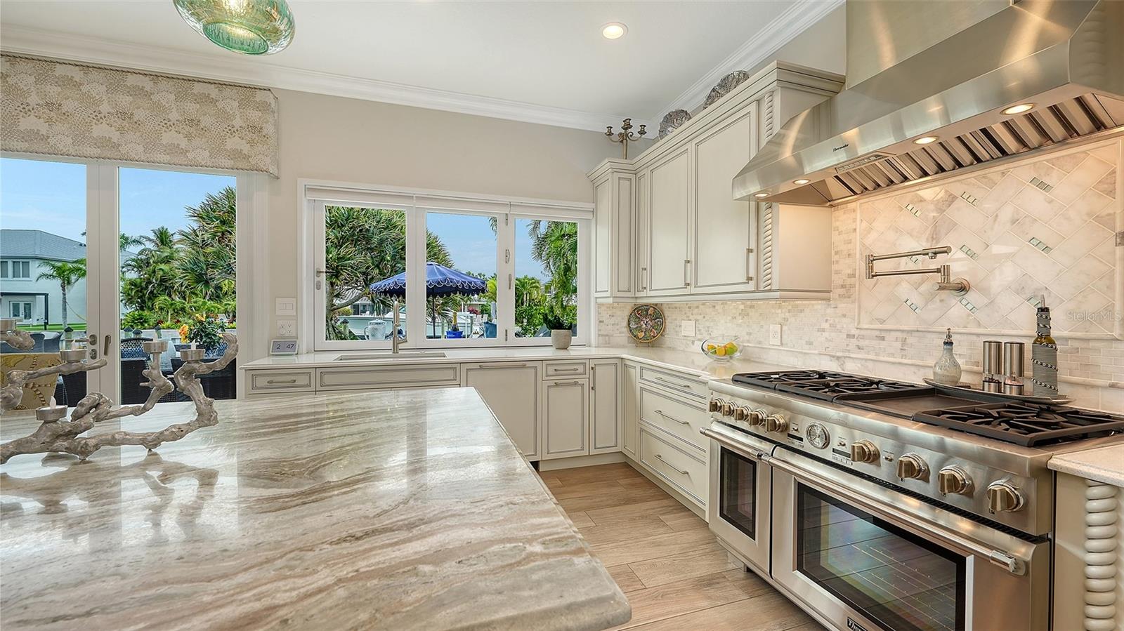 COUNTRY CLUB SHORES - Residential