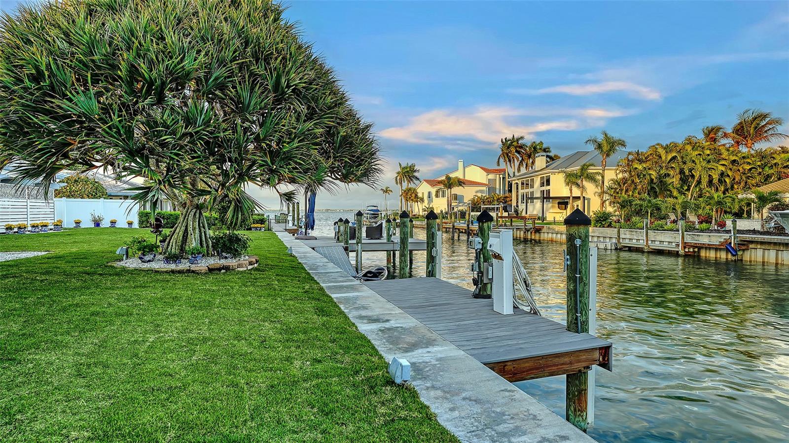 COUNTRY CLUB SHORES - Residential