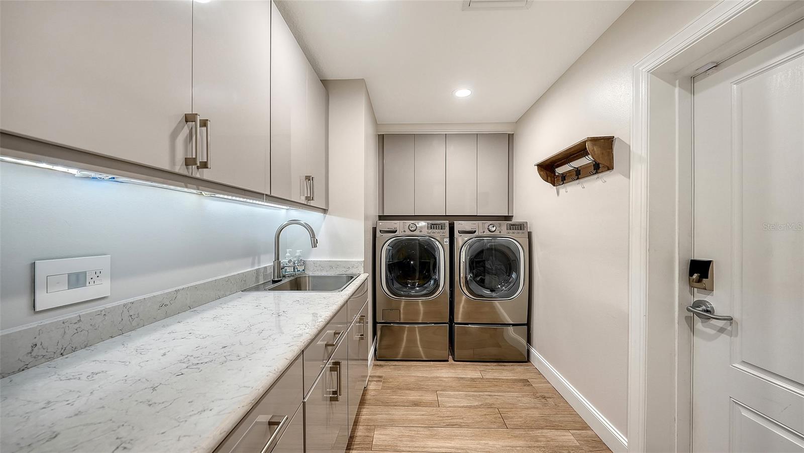 COUNTRY CLUB SHORES - Residential