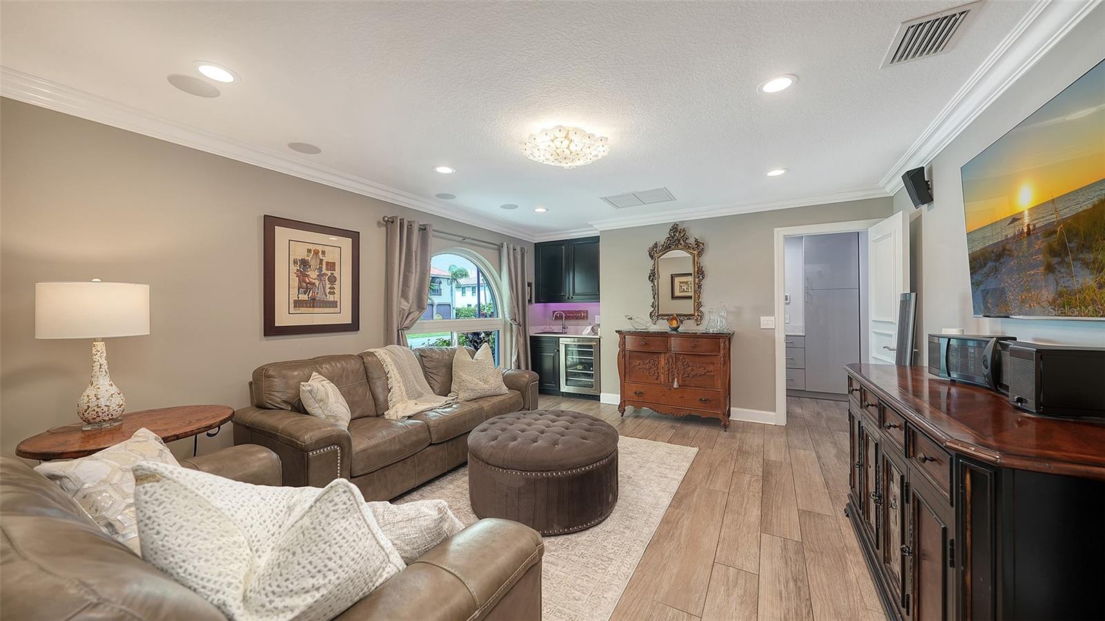 COUNTRY CLUB SHORES - Residential