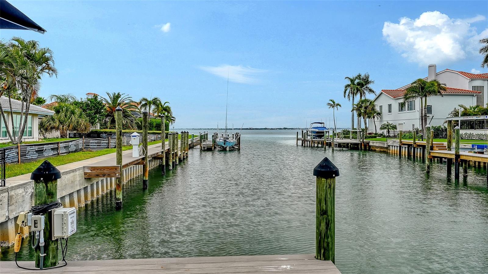 COUNTRY CLUB SHORES - Residential