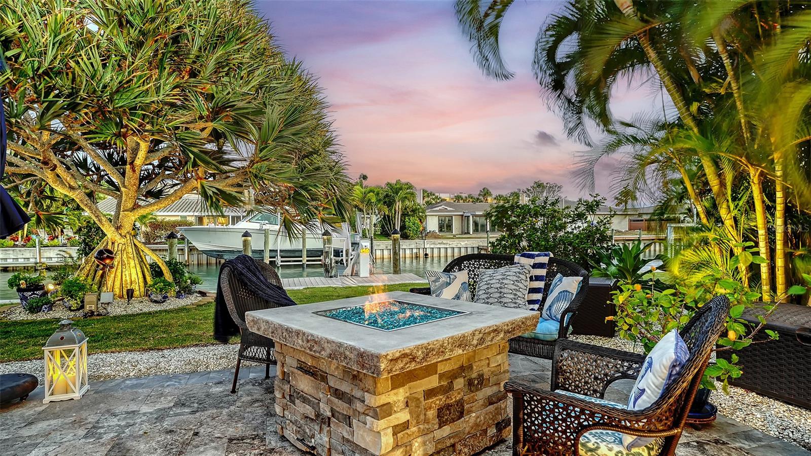 COUNTRY CLUB SHORES - Residential