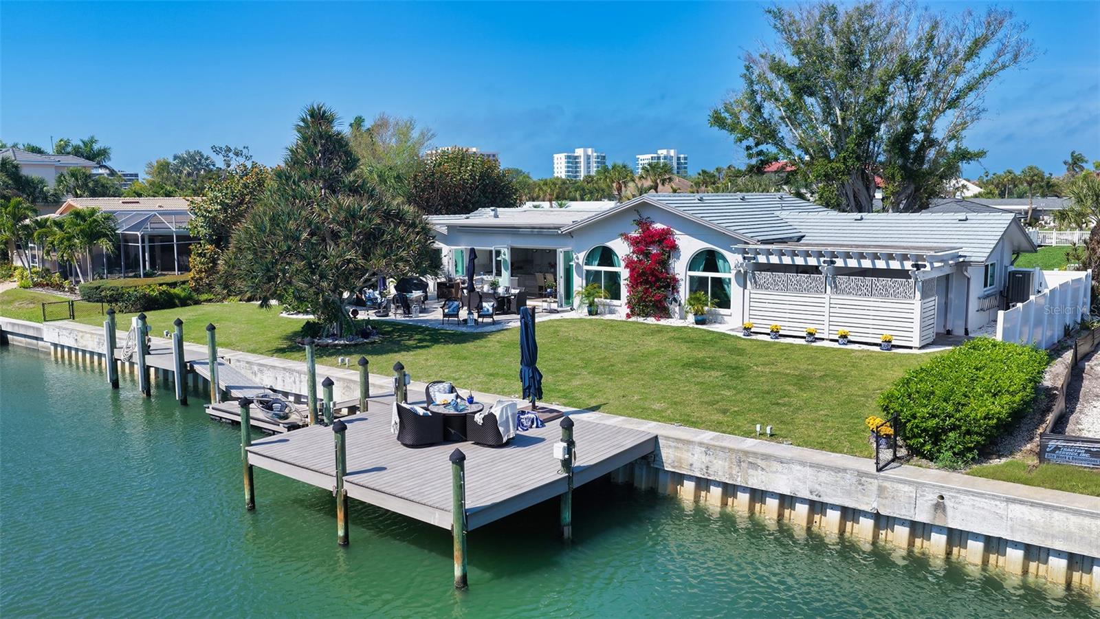 COUNTRY CLUB SHORES - Residential