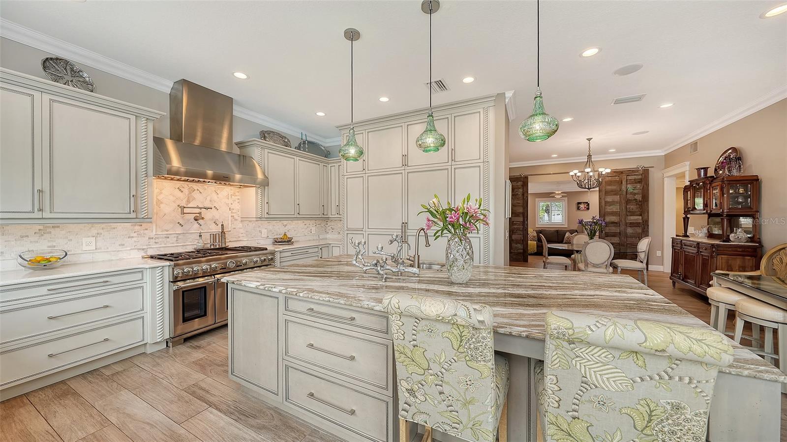 COUNTRY CLUB SHORES - Residential