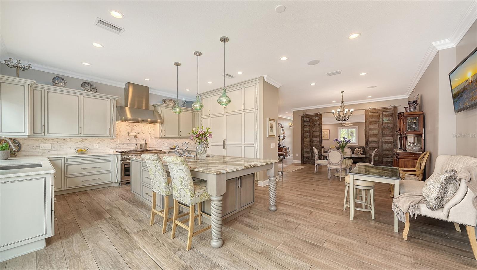 COUNTRY CLUB SHORES - Residential