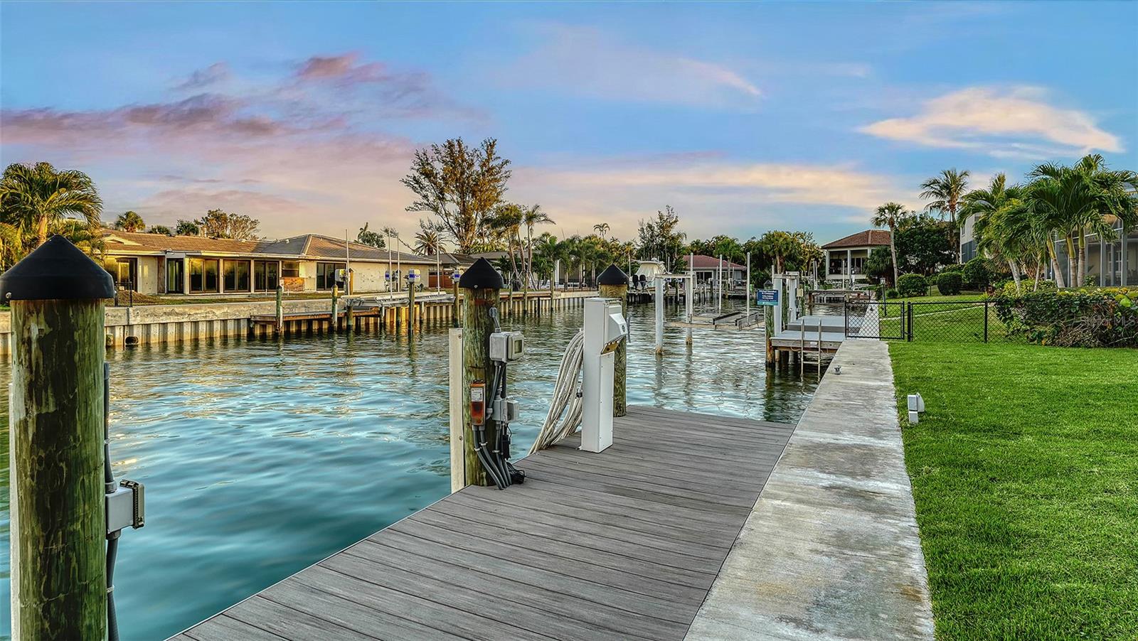 COUNTRY CLUB SHORES - Residential