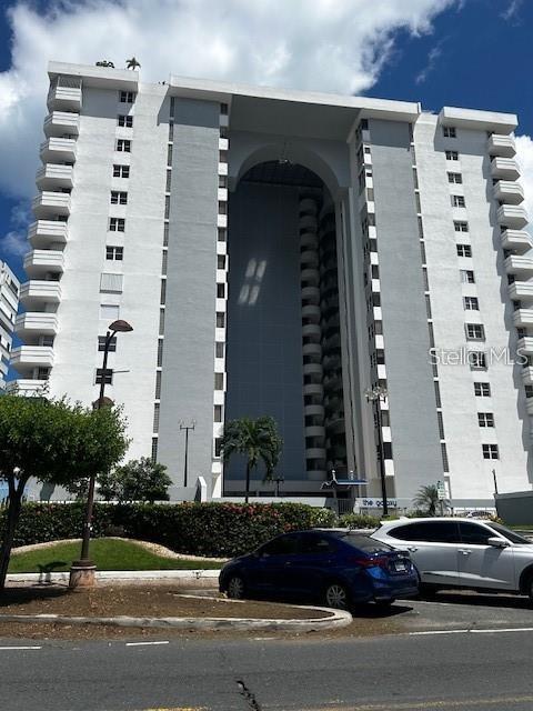 Beautiful apartment in Cond The Galaxy, Isla Verde. Fully furnished, central air, includes appliances. HOA included in rent. Water and electricity not included. Pool, gym and the best view of the lagoon and Isla Verde Beach. Direct access to the beach. 1 indoor parking. Enjoy one of the most beautiful ocean views in the area and a variety of restaurants nearby.