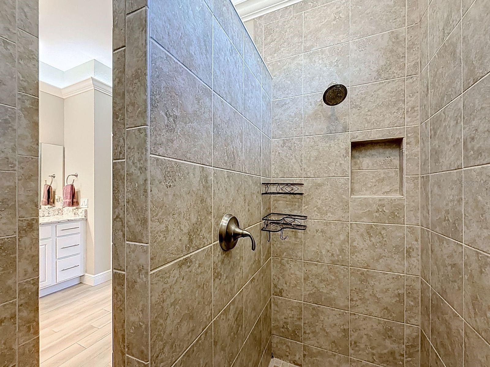 ENCLAVE/LAKESIDE LNDGS - Residential