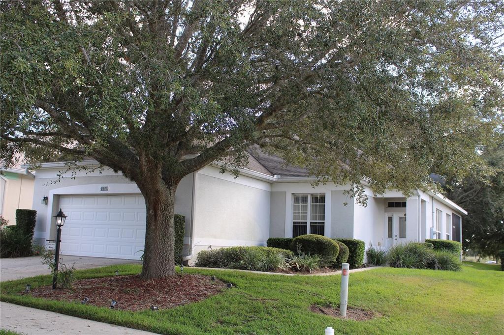 Photo of 25307 Felicity Court, Leesburg, FL 34748 (MLS # G5103503)