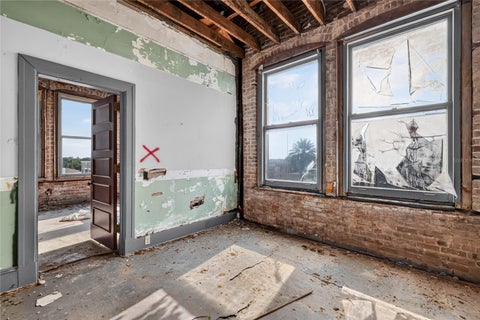 Tiny photo for 400 W Main Street, Leesburg, FL 34748 (MLS # G5115608)