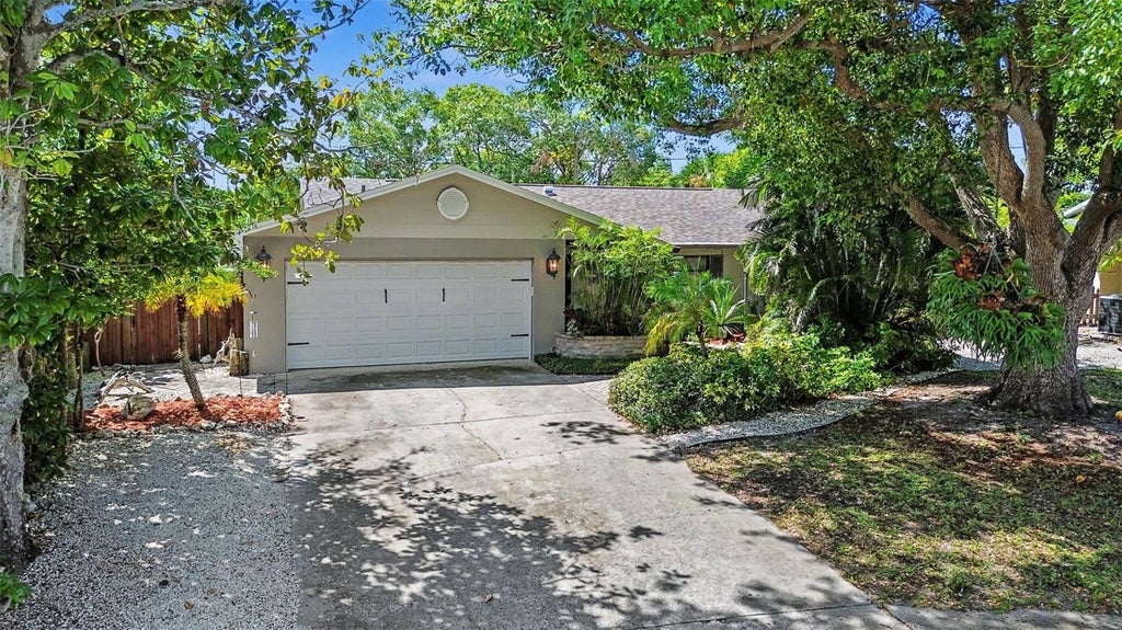 Photo of 508 White Oak Drive, Tarpon Springs, FL 34689 (MLS # TB8548375)