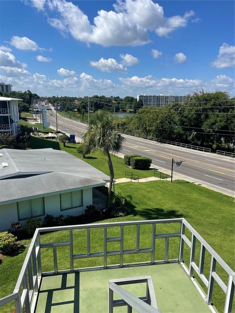 A home in WINTER HAVEN